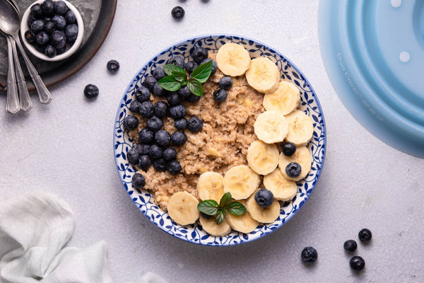 Oatmeal with banana and blueberries cooked with Duo Cover, microwave cover