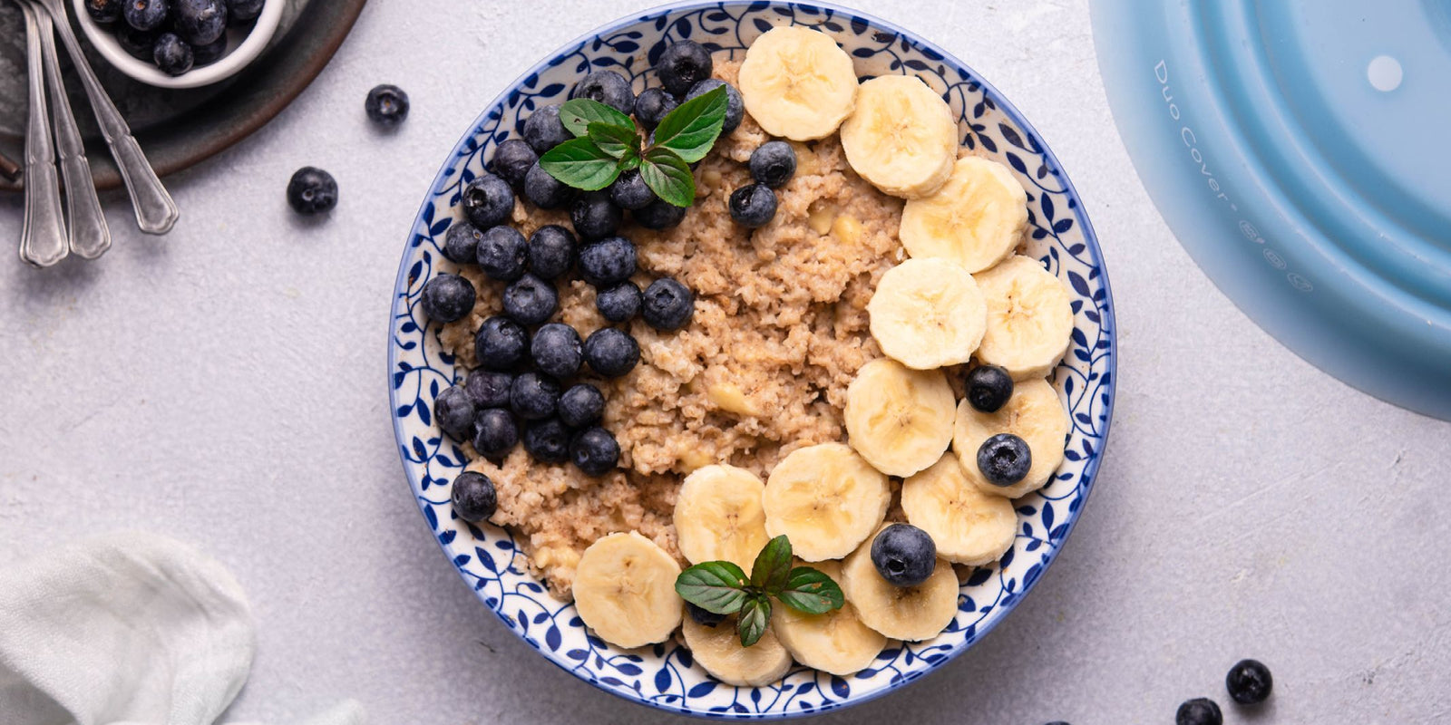 Oatmeal with banana and blueberries cooked with Duo Cover, microwave cover