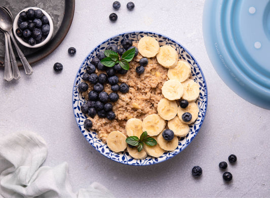 Oatmeal with banana and blueberries cooked with Duo Cover, microwave cover